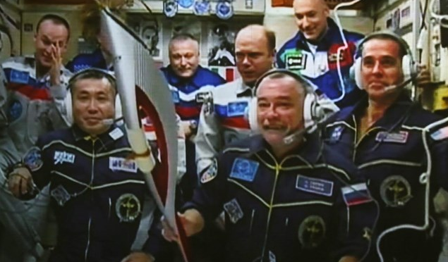 Η ολυμπιακή δάδα επέστρεψε στη Γη -Ολοκληρώθηκε το ιστορικό ταξίδι στο Διάστημα [εικόνες] | iefimerida.gr 0