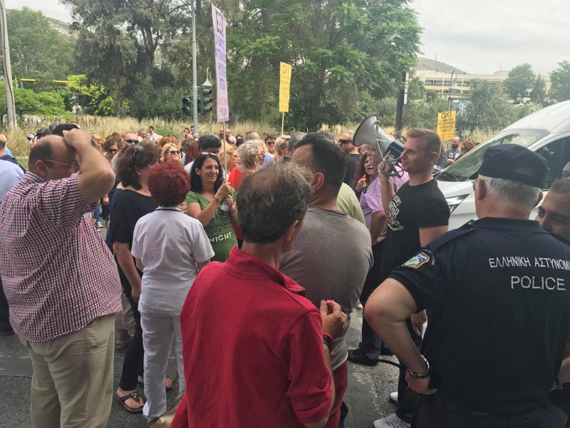 Σε πολιορκία το Δαφνί -Συγκέντρωση διαμαρτυρίας των εργαζομένων [εικόνες] | iefimerida.gr 4