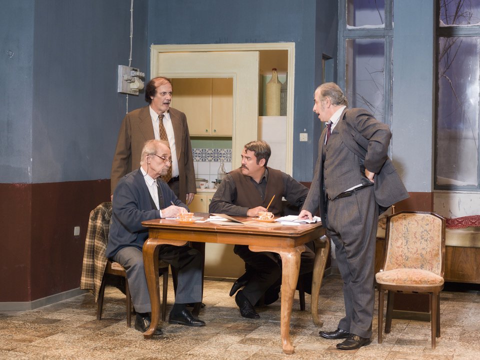 Απολαυστικές ερμηνείες στο επίκαιρο «Δάφνες και πικροδάφνες» [εικόνες] | iefimerida.gr 1