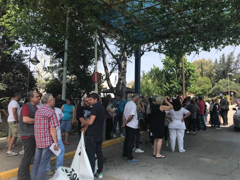 Εργαζόμενοι έκλεισαν την οδό Καβάλας- Καταγγέλουν σχέδιο για να κλείσει το Δαφνί [εικόνες & βίντεο] | iefimerida.gr 1