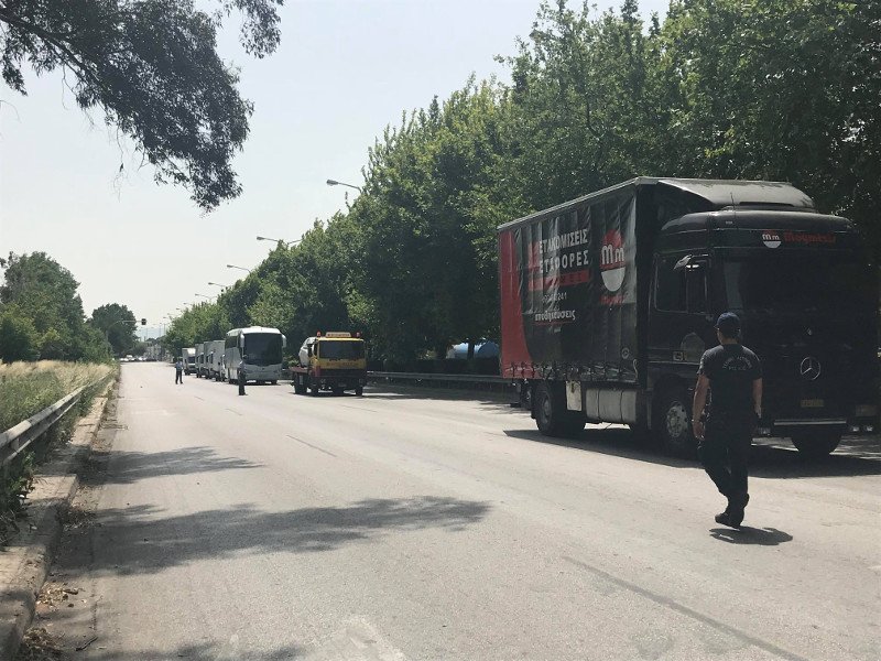 Εργαζόμενοι έκλεισαν την οδό Καβάλας- Καταγγέλουν σχέδιο για να κλείσει το Δαφνί [εικόνες & βίντεο] | iefimerida.gr 2