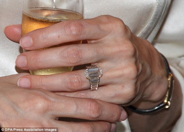 Στα μαχαίρια ήδη: Η Τζολί ζητάει από τον Πιτ κοσμήματα αξίας 4 εκατ. ευρώ [εικόνες] | iefimerida.gr 0