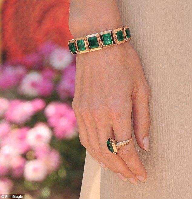 Στα μαχαίρια ήδη: Η Τζολί ζητάει από τον Πιτ κοσμήματα αξίας 4 εκατ. ευρώ [εικόνες] | iefimerida.gr 3