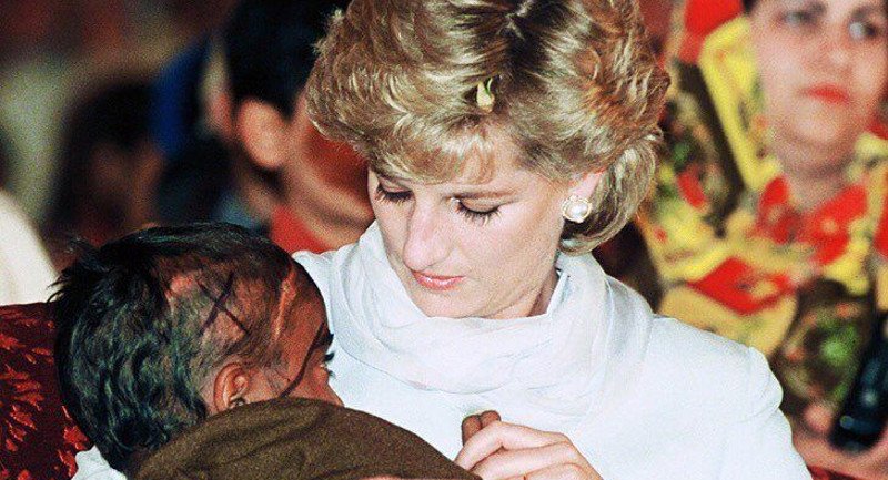 Οπως η μητέρα του: Ο Γουίλιαμ σπάει το βασιλικό πρωτόκολλο -Η τρυφερή αγκαλιά σε επιζήσασα από τον πύργο στο Λονδίνο [εικόνες] | iefimerida.gr 1