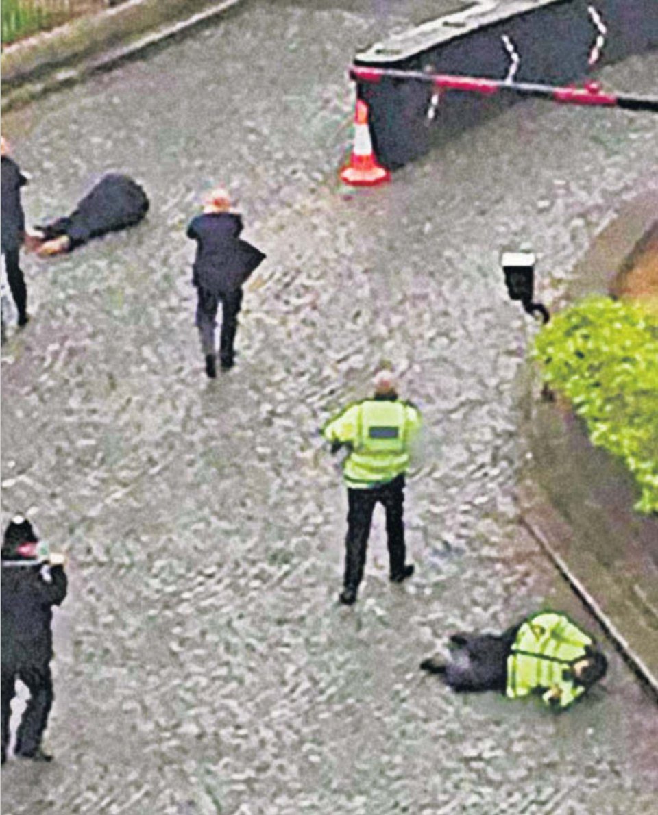 Η στιγμή που ο μακελάρης του Λονδίνου πέφτει νεκρός από τις σφαίρες αστυνομικών [εικόνες] | iefimerida.gr 1