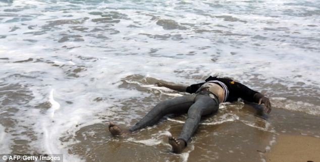 Πεθαίνοντας για την ελπίδα της Ευρώπης -Εικόνες σοκ με νεκρό μετανάστη που ξεβράστηκε σε παραλία της Λιβύης | iefimerida.gr 1