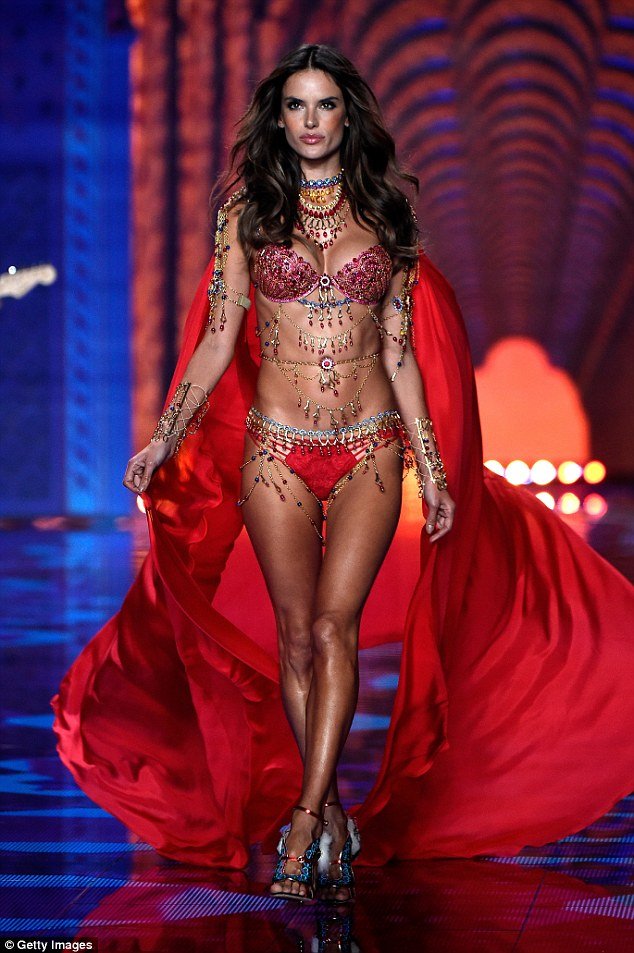 H Victoria's Secret επιστρέφει στη Νέα Υόρκη για τα 20ά της γενέθλια | iefimerida.gr 4