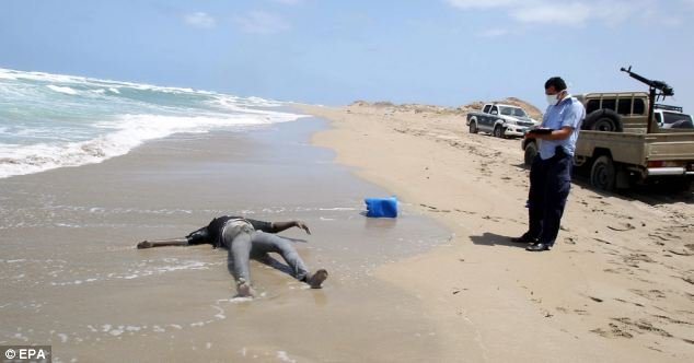 Πεθαίνοντας για την ελπίδα της Ευρώπης -Εικόνες σοκ με νεκρό μετανάστη που ξεβράστηκε σε παραλία της Λιβύης | iefimerida.gr 2