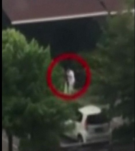 Daily Mail: Αυτός είναι ένας από τους βομβιστές στην Τζακάρτα [εικόνες]  | iefimerida.gr 0