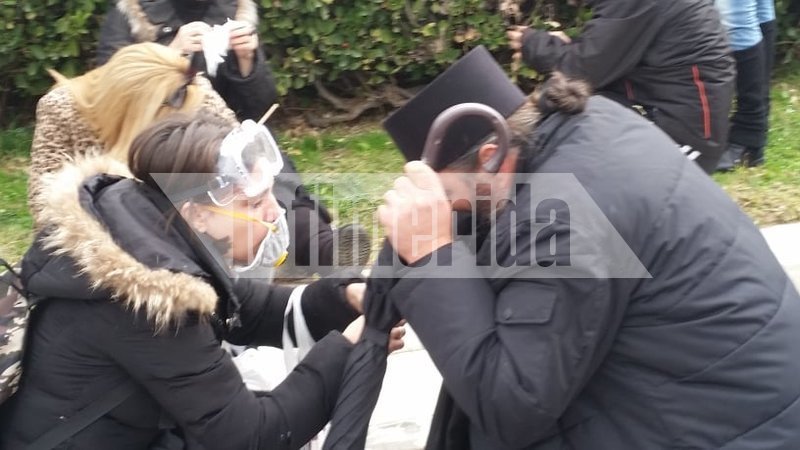  Καταγγελία διαδηλωτή: Τα ΜΑΤ έριξαν καπνογόνο σε γυναίκες -Ετσι ξεκίνησαν τα επεισόδια [εικόνες] | iefimerida.gr 2