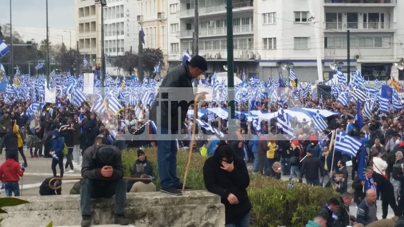  Καταγγελία διαδηλωτή: Τα ΜΑΤ έριξαν καπνογόνο σε γυναίκες -Ετσι ξεκίνησαν τα επεισόδια [εικόνες] | iefimerida.gr 0