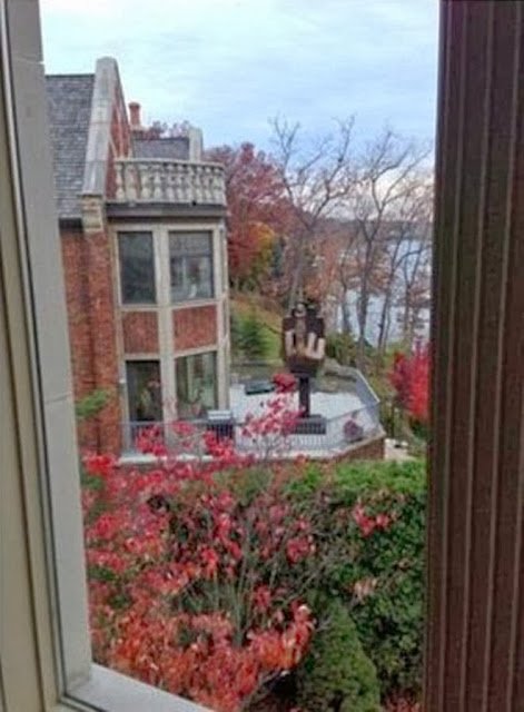 Ανδρας έστησε άγαλμα με υψωμένο το μεσαίο δάχτυλο για την πρώην του [εικόνες] | iefimerida.gr 0