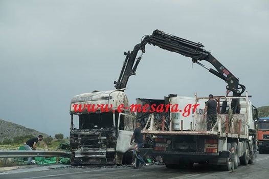 Νταλίκα πήρε φωτιά πάνω στον δρόμο στην εθνική οδό Ηρακλείου-Μοιρών [εικόνες] | iefimerida.gr 2