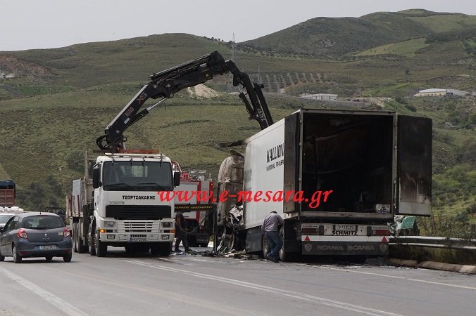 Νταλίκα πήρε φωτιά πάνω στον δρόμο στην εθνική οδό Ηρακλείου-Μοιρών [εικόνες] | iefimerida.gr 3