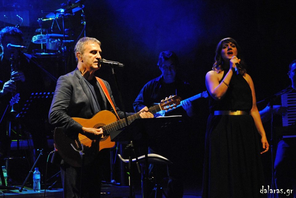 Γιώργος Νταλάρας και Εστουδιαντίνα σε τραγούδια για τον ξεριζωμό στο Ηρώδειο [βίντεο] | iefimerida.gr 1