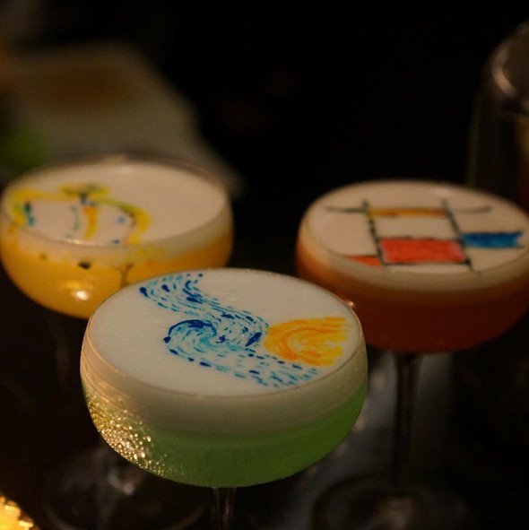 Μπάρμαν ζωγραφίζει στον αφρό των κοκτέιλς πίνακες του Νταλί και του Βαν Γκογκ [εικόνες] | iefimerida.gr 5