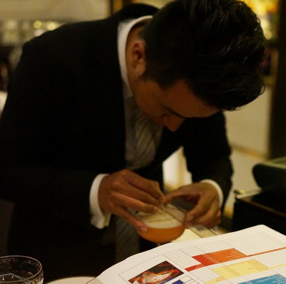 Μπάρμαν ζωγραφίζει στον αφρό των κοκτέιλς πίνακες του Νταλί και του Βαν Γκογκ [εικόνες] | iefimerida.gr 6