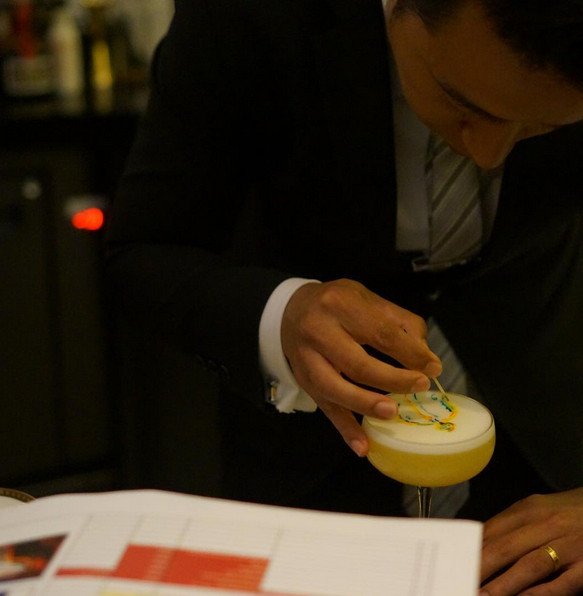 Μπάρμαν ζωγραφίζει στον αφρό των κοκτέιλς πίνακες του Νταλί και του Βαν Γκογκ [εικόνες] | iefimerida.gr 7