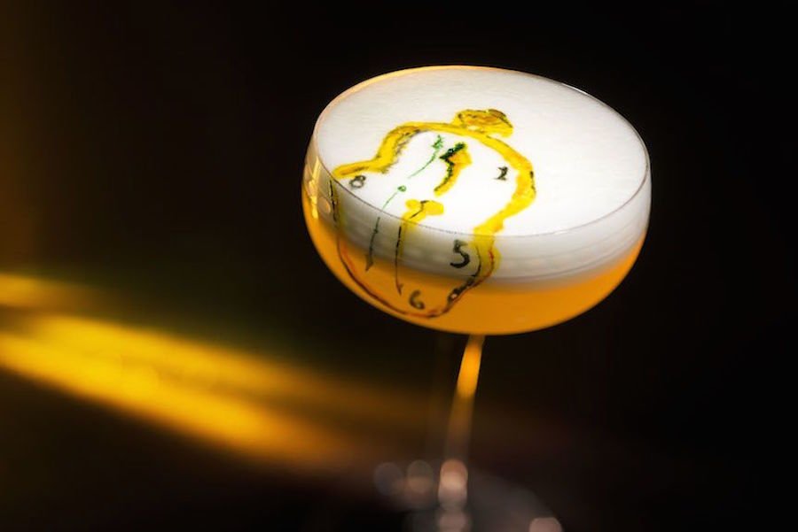 Μπάρμαν ζωγραφίζει στον αφρό των κοκτέιλς πίνακες του Νταλί και του Βαν Γκογκ [εικόνες] | iefimerida.gr 1