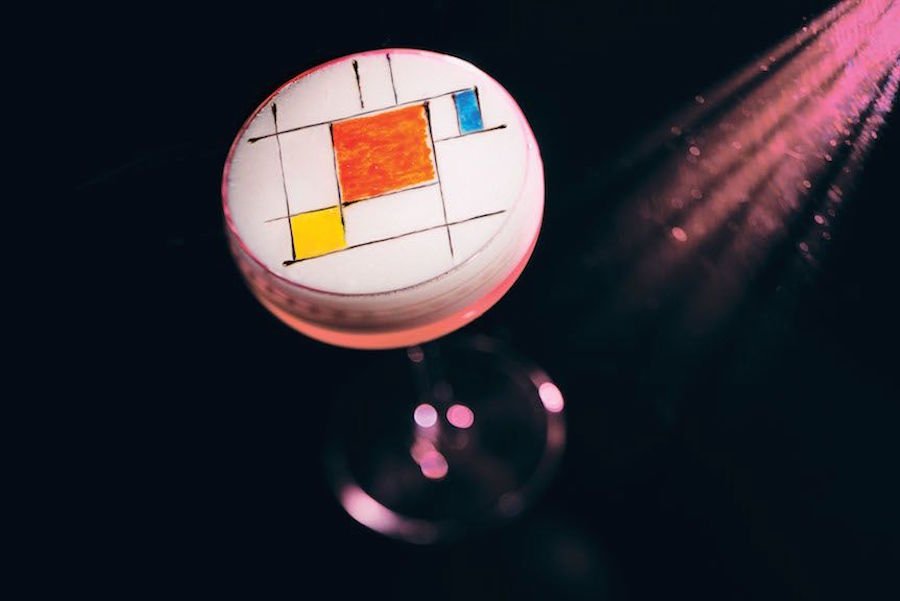 Μπάρμαν ζωγραφίζει στον αφρό των κοκτέιλς πίνακες του Νταλί και του Βαν Γκογκ [εικόνες] | iefimerida.gr 3