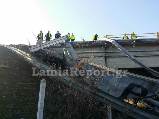 Νταλίκα έπεσε από γέφυρα στην εθνική οδό -Απεγκλωβίστηκε ο οδηγός [εικόνες] | iefimerida.gr 0