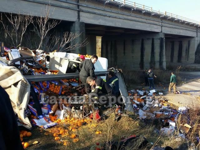 Νταλίκα έπεσε από γέφυρα στην εθνική οδό -Απεγκλωβίστηκε ο οδηγός [εικόνες] | iefimerida.gr 1