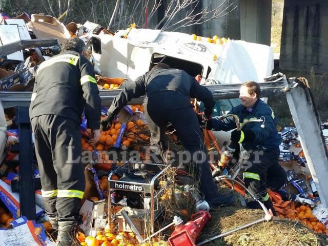 Νταλίκα έπεσε από γέφυρα στην εθνική οδό -Απεγκλωβίστηκε ο οδηγός [εικόνες] | iefimerida.gr 2