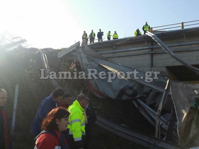 Νταλίκα έπεσε από γέφυρα στην εθνική οδό -Απεγκλωβίστηκε ο οδηγός [εικόνες] | iefimerida.gr 3