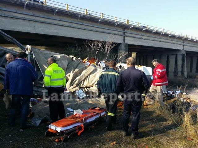 Νταλίκα έπεσε από γέφυρα στην εθνική οδό -Απεγκλωβίστηκε ο οδηγός [εικόνες] | iefimerida.gr 4