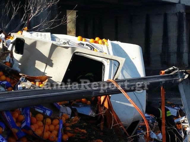 Νταλίκα έπεσε από γέφυρα στην εθνική οδό -Απεγκλωβίστηκε ο οδηγός [εικόνες] | iefimerida.gr 5