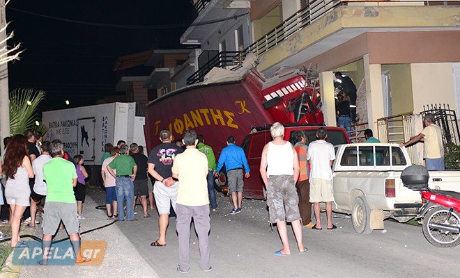 Νταλίκα «σφηνώθηκε» σε σαλόνι πολυκατοικίας στην Σπάρτη -Απρόβλεπτο τροχαίο παραλίγο να στοιχίσει σε ζωές [εικόνες&βίντεο] | iefimerida.gr 0