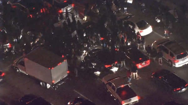 Οι ΗΠΑ φλέγονται: Αυτοκίνητα πυρπολούνται, κτίρια καίγονται -Διαδηλώσεις από το Φέργκιουσον μέχρι τη Νέα Υόρκη [βίντεο & εικόνες] | iefimerida.gr 19