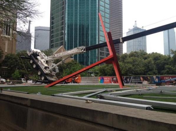 Προσοχή, δεν είναι μοντέρνα τέχνη -Γερανός έπεσε σε μουσείο και όλοι νόμιζαν ότι ήταν γλυπτό [εικόνες & βίντεο] | iefimerida.gr 1