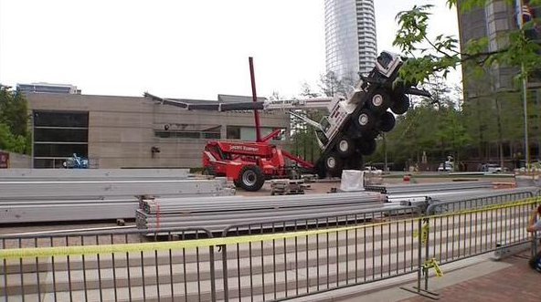 Προσοχή, δεν είναι μοντέρνα τέχνη -Γερανός έπεσε σε μουσείο και όλοι νόμιζαν ότι ήταν γλυπτό [εικόνες & βίντεο] | iefimerida.gr 2