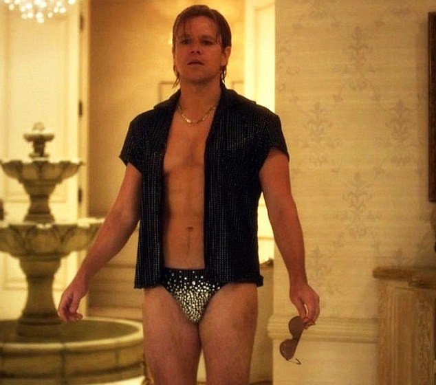 Με ξανθές τρέσες και τάνγκα μαγιό ο Ματ Ντέιμον [εικόνες+βίντεο]  | iefimerida.gr 0