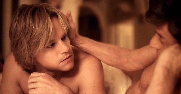 Με ξανθές τρέσες και τάνγκα μαγιό ο Ματ Ντέιμον [εικόνες+βίντεο]  | iefimerida.gr 1