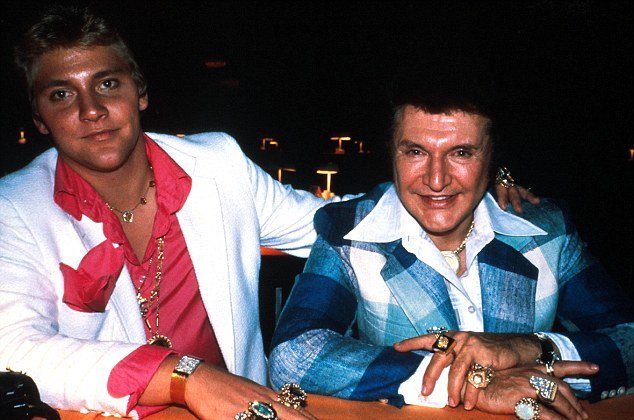 Με ξανθές τρέσες και τάνγκα μαγιό ο Ματ Ντέιμον [εικόνες+βίντεο]  | iefimerida.gr 2