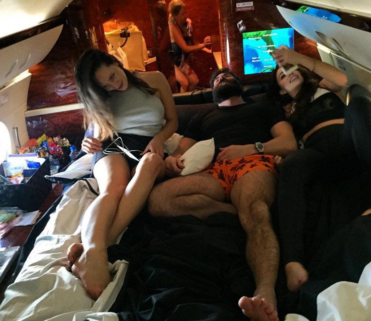 Η Χίλαρι νοίκιασε το αεροπλάνο των οργίων του βασιλιά του Instagram [εικόνες] | iefimerida.gr 2