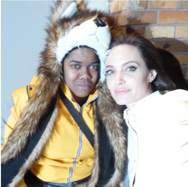 Η ανθρώπινη κίνηση της Τζολί-Γονάτισε σε πεζοδρόμιο & παρηγόρησε θαυμάστρια που έκλαιγε [εικόνες & βίντεο] | iefimerida.gr 4