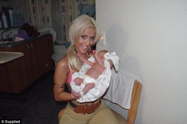 H γυναίκα με τη μάσκα αποκάλυψε το πρόσωπό της -Τη φορούσε 2,5 χρόνια, είχε φριχτά εγκαύματα μετά από επίθεση [εικόνες] | iefimerida.gr 12