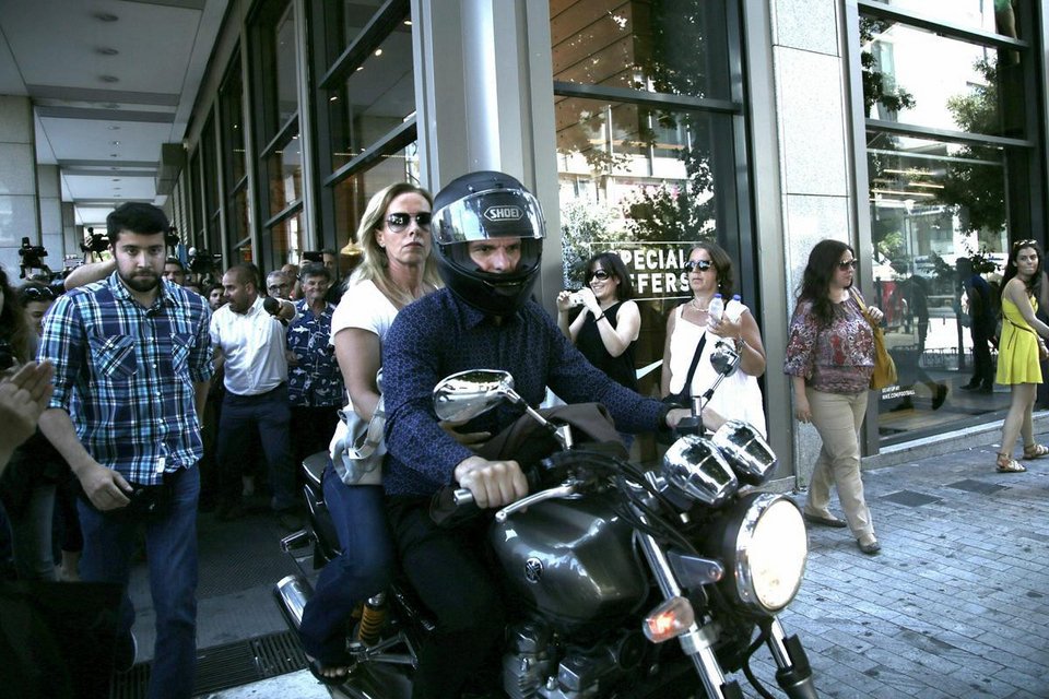 Η ροκ έξοδος Βαρουφάκη-Δανάης από το ΥΠΟΙΚ -Φλας, μικρόφωνα και... τα «μούτρα»της Στράτου [εικόνες] | iefimerida.gr 2