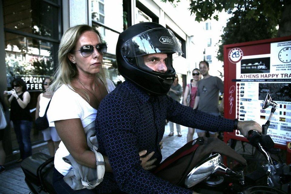 Η ροκ έξοδος Βαρουφάκη-Δανάης από το ΥΠΟΙΚ -Φλας, μικρόφωνα και... τα «μούτρα»της Στράτου [εικόνες] | iefimerida.gr 3