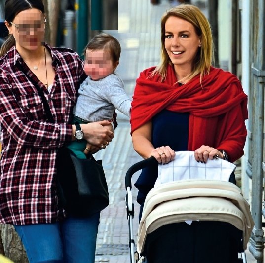 Η Δανάη Στράτου σέρνει παιδικό καροτσάκι σε κυριακάτικη βόλτα [εικόνες] | iefimerida.gr 1