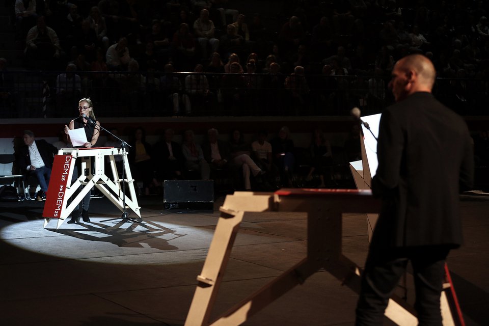 Ο Βαρουφάκης το παλεύει: Ως και θεατρική παράσταση ανέβασε πριν μιλήσει σε οπαδούς του! [εικόνες] | iefimerida.gr 6