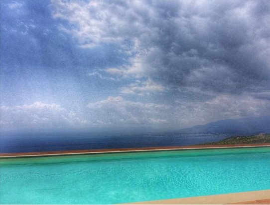 Οι βουτιές της Δανάης Μπάρκα, κόρης της Βίκυς Σταυροπούλου, στη Μάνη [εικόνες] | iefimerida.gr 1