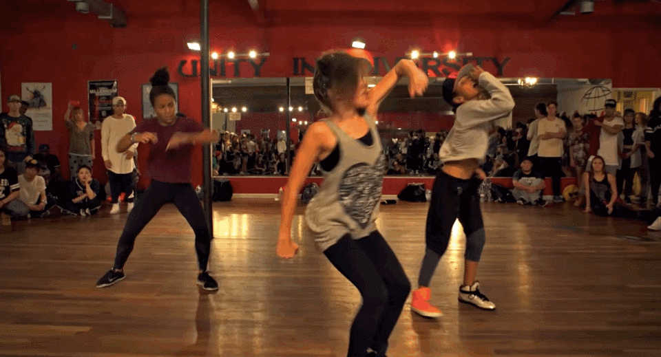 Εφηβοι χορεύουν τραγούδι της Ριάνα και... «σβήνουν» την διάσημη ποπ σταρ [βίντεο] | iefimerida.gr 1