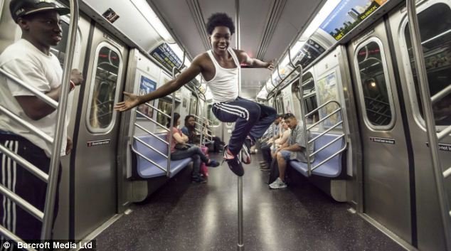 Εξωφρενικά ακροβατικά στο μετρό της Νέας Υόρκης -Χορευτές σαρώνουν τα βαγόνια και ξετρελαίνουν τους επιβάτες [εικόνες&βίντεο] | iefimerida.gr 0