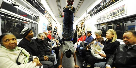 Εξωφρενικά ακροβατικά στο μετρό της Νέας Υόρκης -Χορευτές σαρώνουν τα βαγόνια και ξετρελαίνουν τους επιβάτες [εικόνες&βίντεο] | iefimerida.gr 1