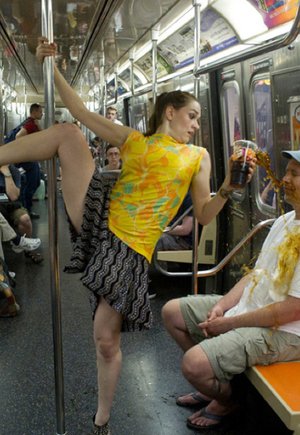 Εξωφρενικά ακροβατικά στο μετρό της Νέας Υόρκης -Χορευτές σαρώνουν τα βαγόνια και ξετρελαίνουν τους επιβάτες [εικόνες&βίντεο] | iefimerida.gr 2