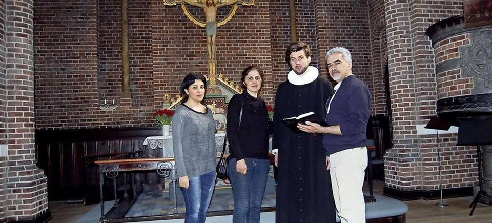 Χιλιάδες μετανάστες στην Ευρώπη ασπάζονται τον Χριστιανισμό για να πάρουν άσυλο [εικόνες] | iefimerida.gr 1